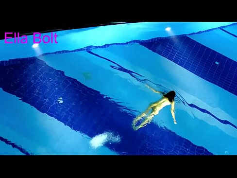 ❤️ Saya tidak bisa berhenti menonton, pirang muda tertangkap basah berenang di kolam resor ELLA BOLT ❌ Video sialan di id.mumsp.ru